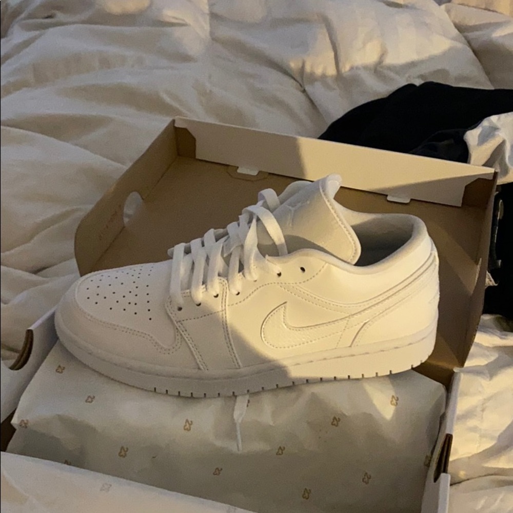 Women’s air Jordan’s low size 9
